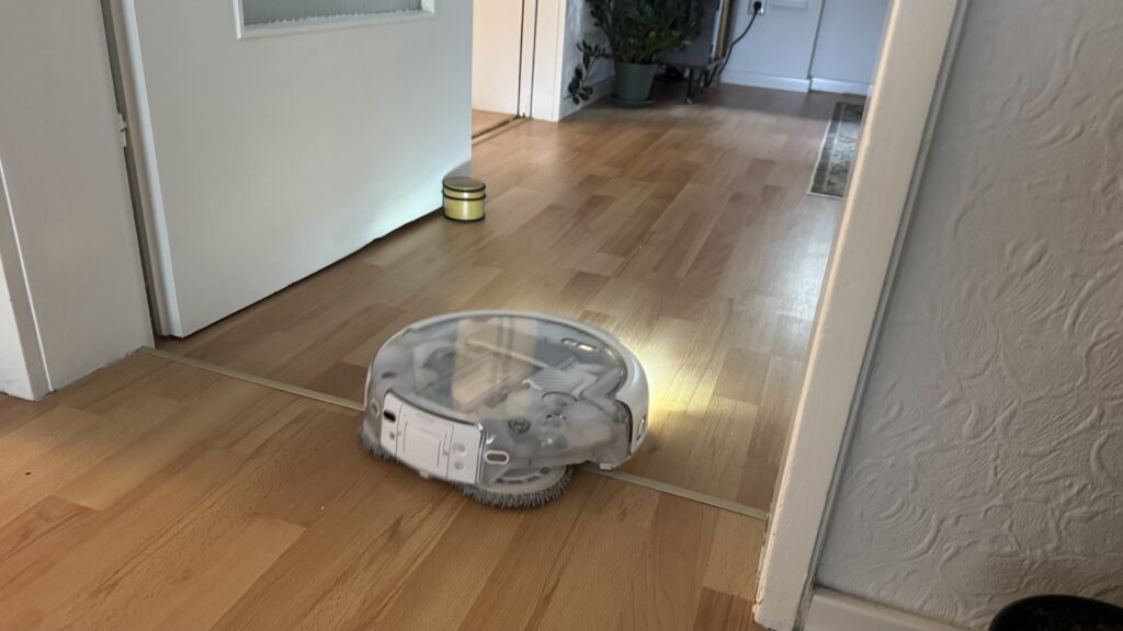 Der ROMO 2 kann Hinternisse sicher überwinden.