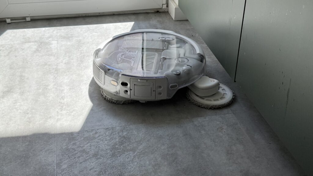 Der ROMO 2 kann seinen Mopp ausfahren.