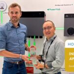 Geschäftsführer David Wulf übergibt den home&smart Award an Zendure.