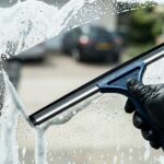 Fenster streifenfrei putzen: Mit dem richtigen Zeitpunkt, einem Abzieher und einem sauberen Mikrofasertuch lassen sich Schlieren vermeiden.