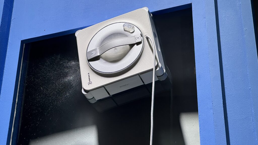 Für eine bessere Effizienz sitzen beim neuen ECOVACS WINBOT W2S Pro OMNI nun auf zwei Seiten jeweils drei Düsen.