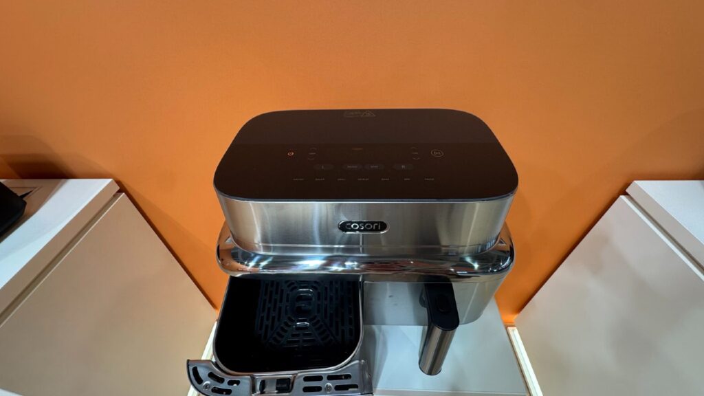 Die Cosori Iconic wird über einen großflächigen Touchscreen bedient.