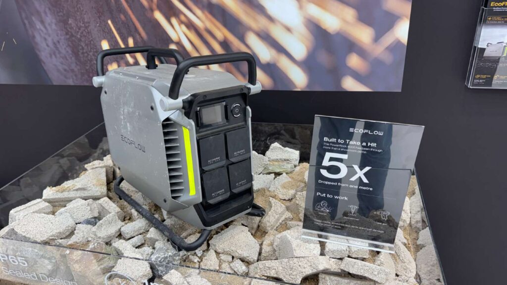 Mit dem PowerRock 4000 lassen sich mehrere Energieintensive betrieben. Ideal für den Einsatz auf der Baustelle.