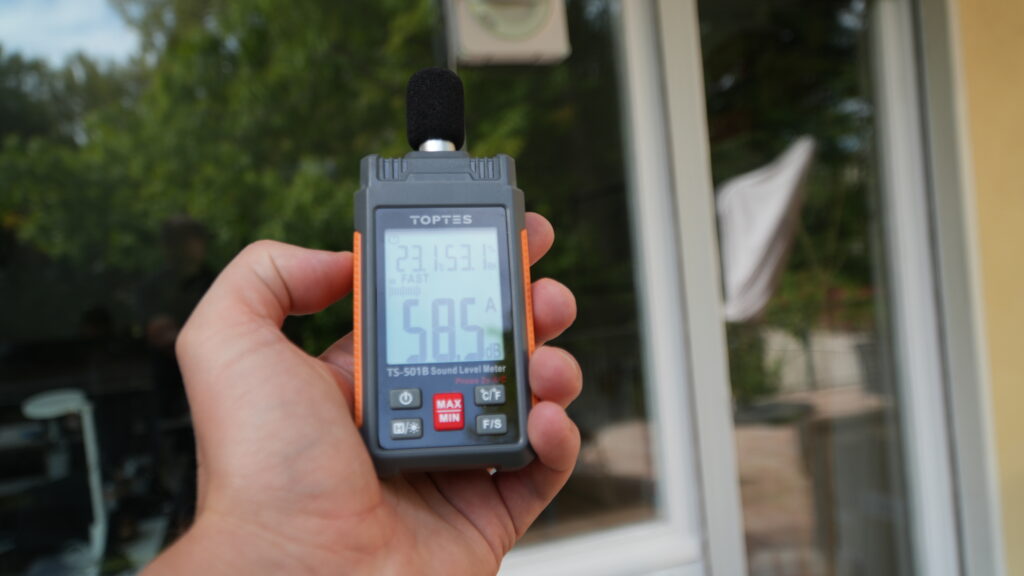 Die Lautstärke des Fensterputzroboters liegt mit 58 dB(A) sogar unter der Herstellerangabe.