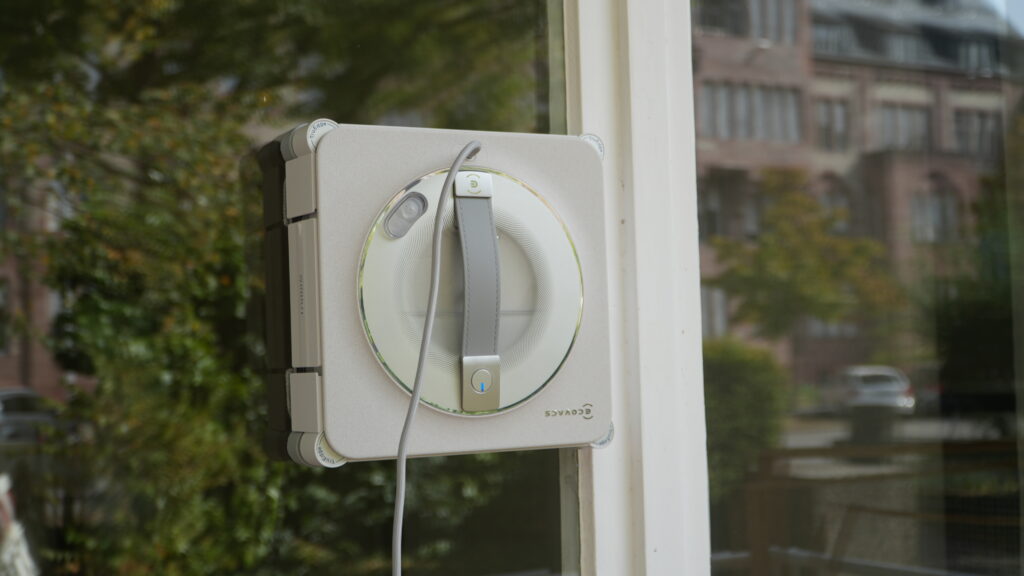 Glanzleistung auf der Fläche: Der WINBOT W2S Pro Omni hinterlässt saubere Fenster ohne Schlieren.