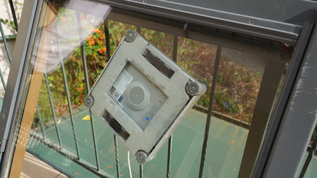 Auch Überkopf kann der WINBOT W2S Pro Omni reinigen.