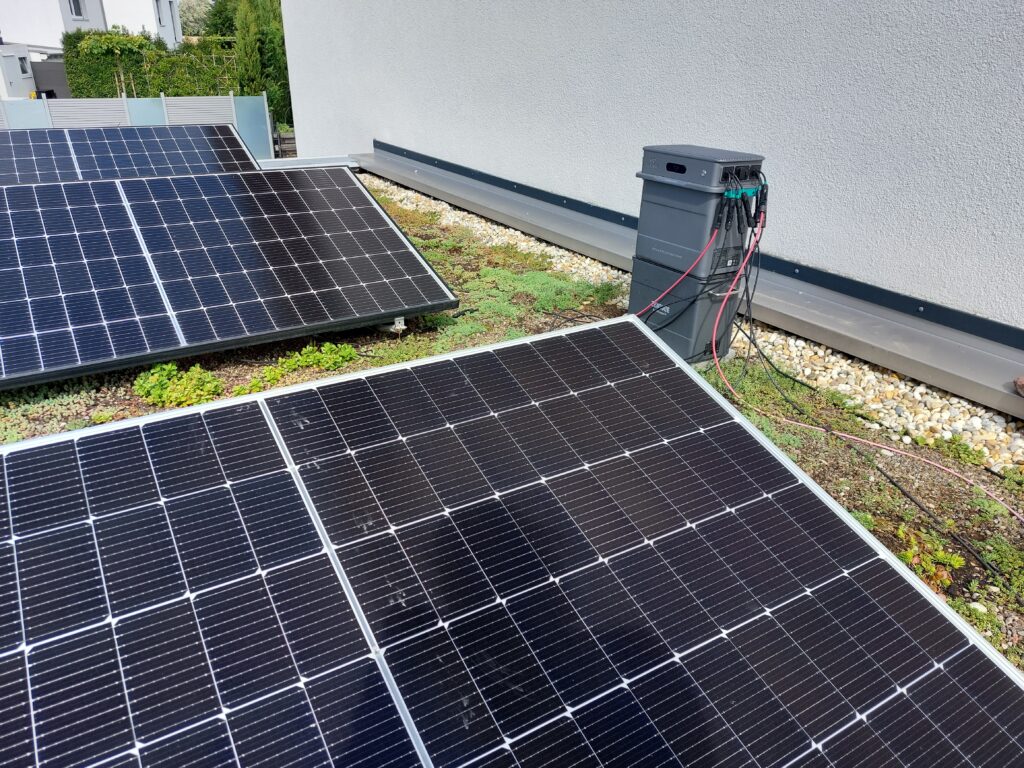 Wir haben den Zendure Solarflow 800 Pro mit einem Zusatzakku verwendet. Praktisch: Der Speicher hat 4 MPPT-Eingänge - einen pro Modul.