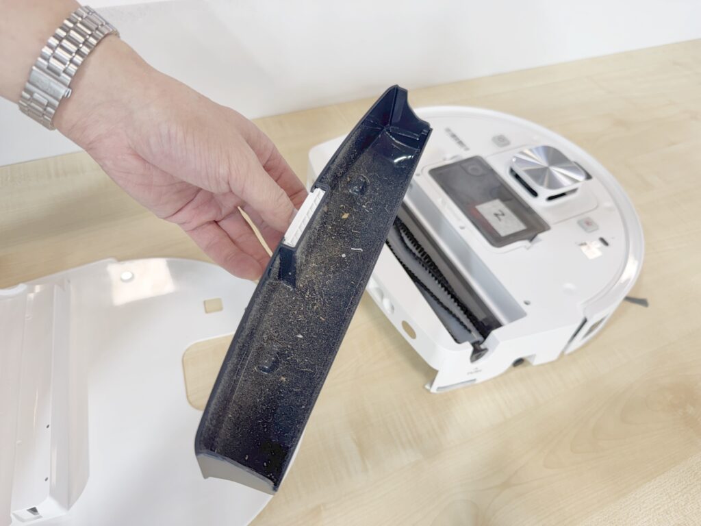 Dreck und Staub werden vom Walzensystem abgestreift und landen im Staubfach.