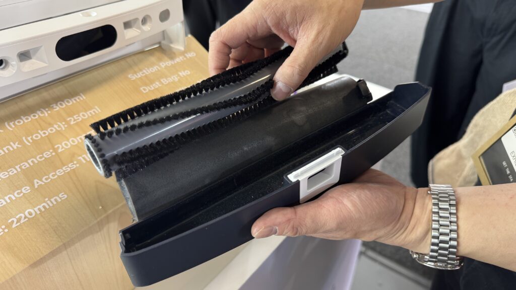 Das Reinigungssystem im Detail: Die Haarbürste streift gleichzeitig auch Staub und Dreck von der Schaumstoff-Wischwalze.