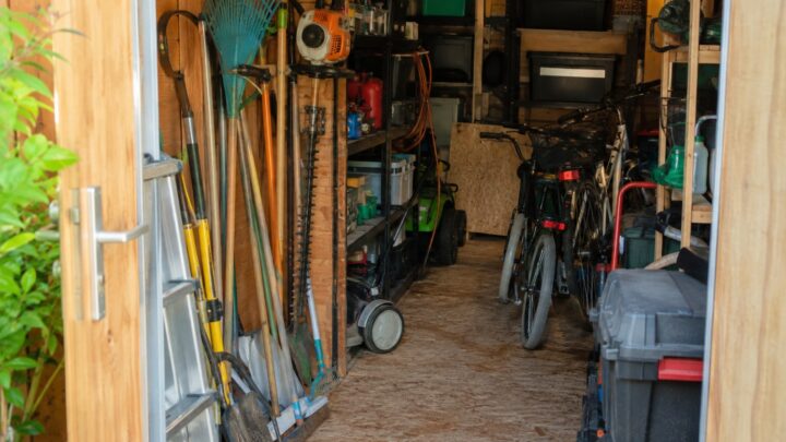 Mehr Stauraum auf dem Grundstück: Wann reichen Gartenhaus und Garage nicht mehr aus?