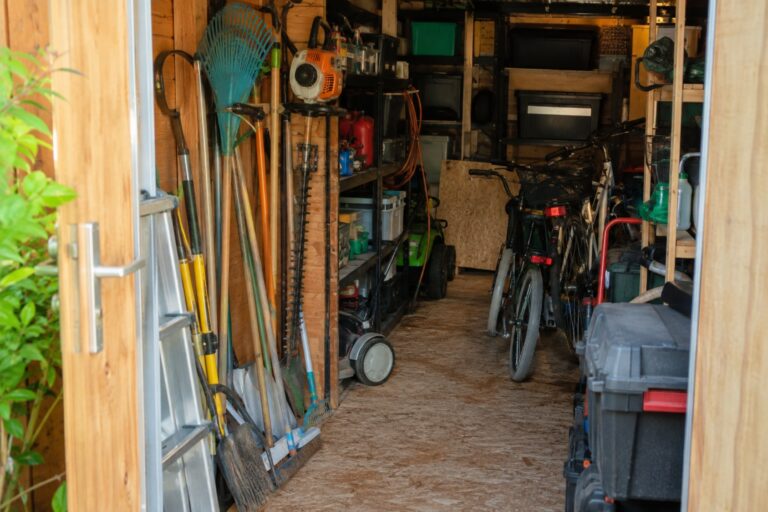 Mehr Stauraum auf dem Grundstück: Wann reichen Gartenhaus und Garage nicht mehr aus?