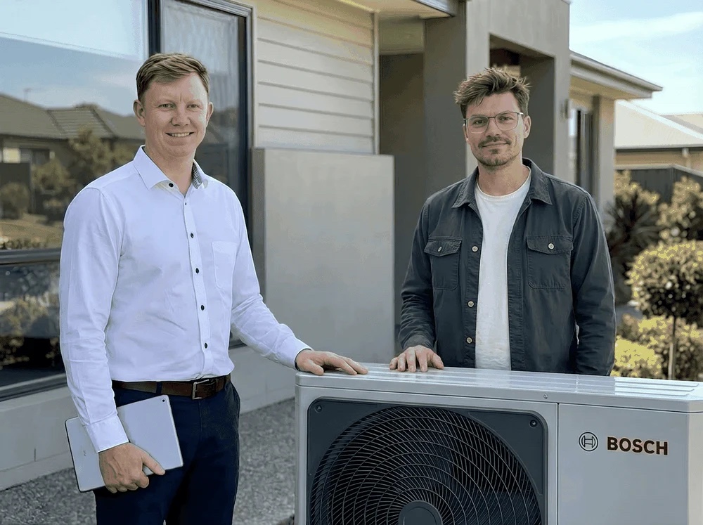 Die Brüder Lukas und Niklas Hoffmeier haben Eneto gegründet. Geplant wird zentral aus Berlin, montiert wird über regionale Fachbetriebe.