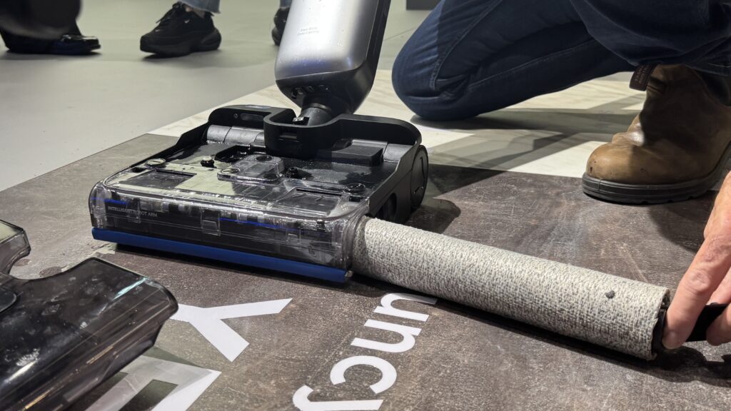 Die Rolle nimmt Verunreinigungen zuverlässig auf und gibt sie direkt in den Schmutzwassertank weiter. Die Rolle selbst bleibt dabei erstaunlich sauber.