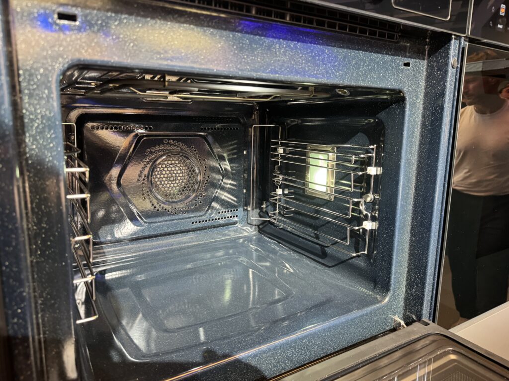 Mit dem 81 Liter Garraum ist der Midea Speacemaster auch für größere Kochvorhaben perfekt.
