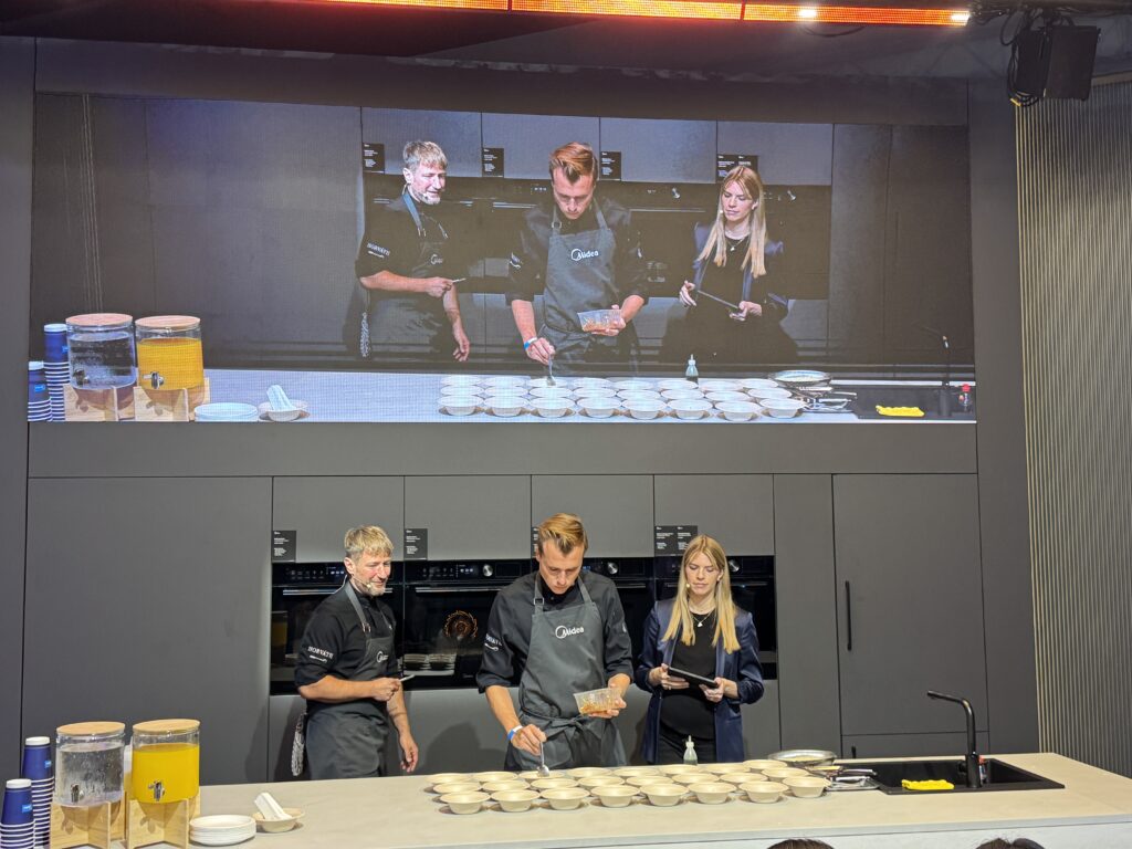 Live-Kochen: Auf der IFA 2026 wurden mit dem Spacemaster hungrige Besucher von Profiköchen verköstigt.