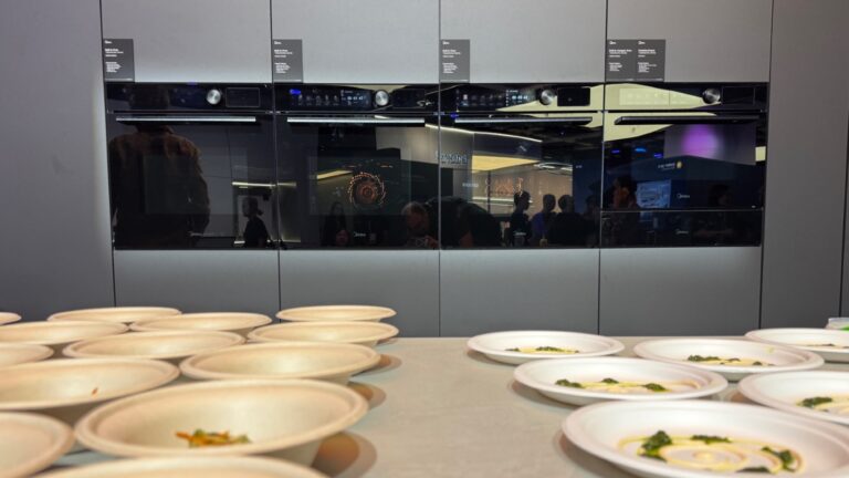 Midea SpaceMaster: 350°C Backofen mit Graphen-Heizung