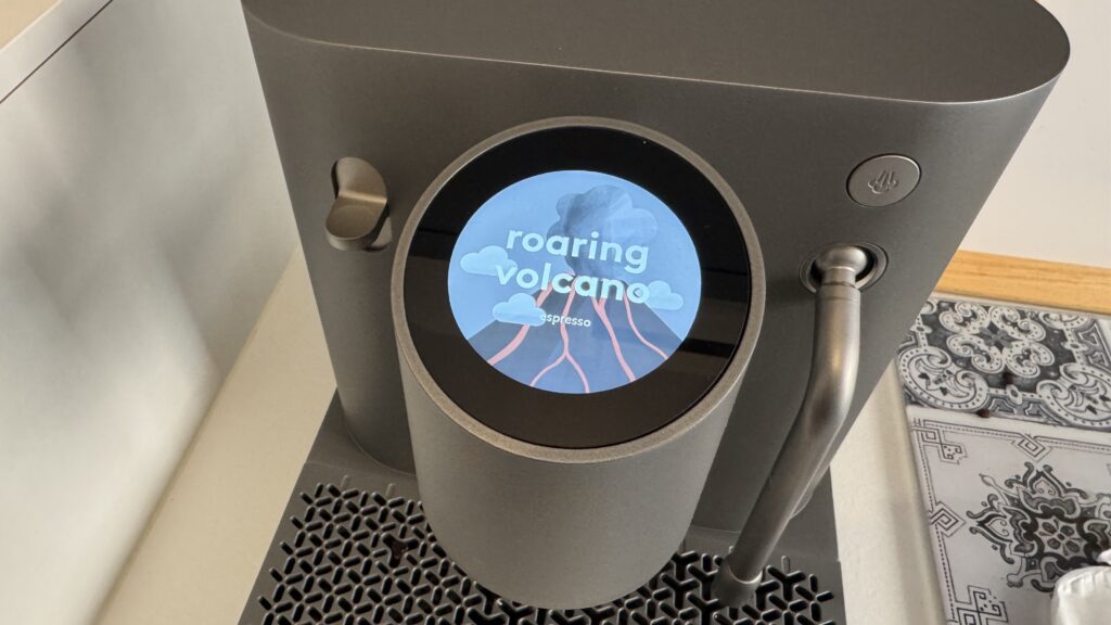 Das Display zeigt das passende Bild zur eingelegten Kaffeesorte und ist zudem leicht und flüssig zu bedienen.