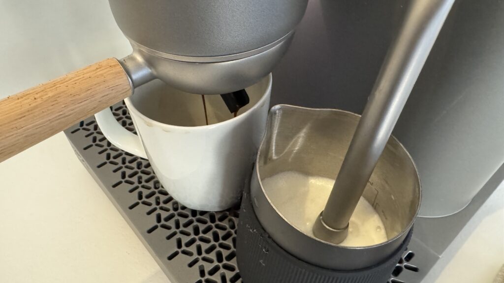Brühen und gleichzeitiges Milch aufschäumen ist mit der nunc kein Problem.