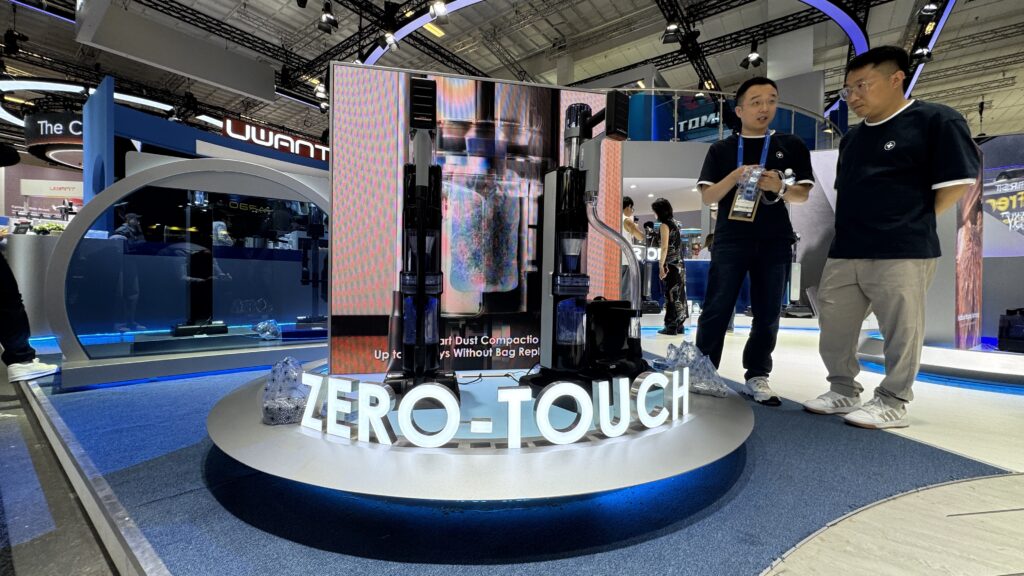 Die TINECO PURE ONE STATION 7 ZeroTouch ist ideal für Allergiker, da man nicht mehr mit Dreck und Staub in Berührung kommt.