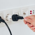 Fernseher, Router und andere Geräte können auch im Standby Strom ziehen.