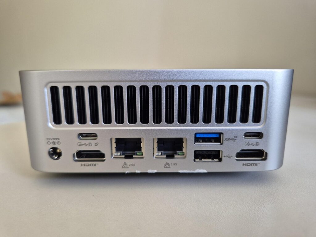 Rückseite: 2× USB4, 2× HDMI 2.1, 2× 2,5-Gbit-LAN, 2× USB-A. Darüber der Luftauslass des V-Cooling-Systems.