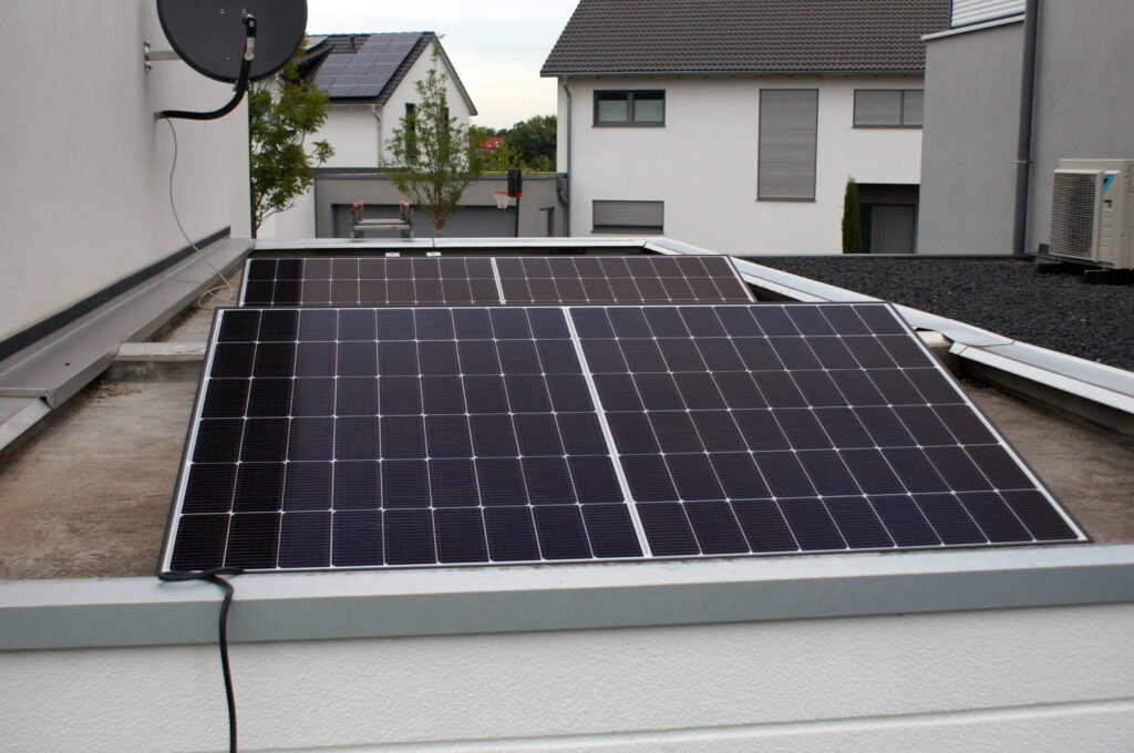 Ein Teil des Solarertrags kommt von diesen nach Süden ausgerichteten Flachdachmodulen.