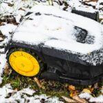 Mähroboter im ersten Schnee: Gardena und Husqvarna empfehlen, ihn über den Winter trocken und frostfrei zu lagern.