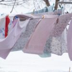 Wäsche an der Leine im Schnee: Laut Verbraucherzentrale Niedersachsen kannst du Wäsche auch bei Frost draußen aufhängen.