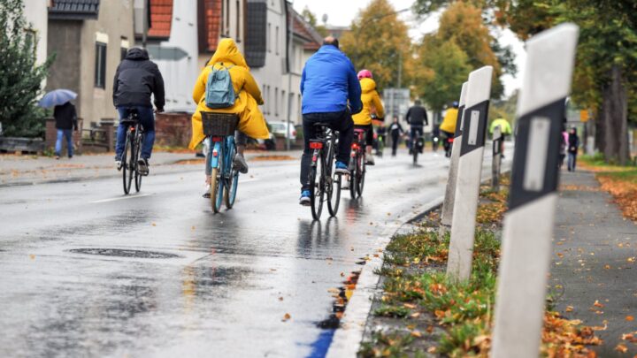 Dunkel, nass, kalt: So fährst du dein E-Bike jetzt sicher