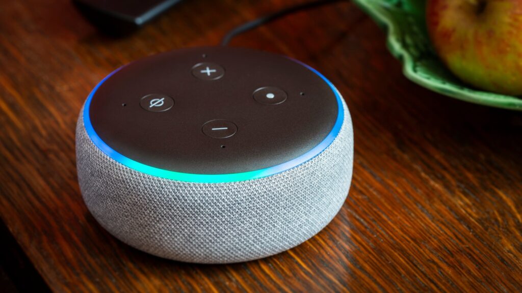 Ein blauer Lichtring zeigt: Alexa hört zu und verarbeitet deinen Befehl.