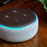 Ein blauer Lichtring zeigt: Alexa hört zu und verarbeitet deinen Befehl.