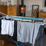 Wäscheständer im Wohnzimmer: Wer drinnen trocknet, sollte laut Umweltbundesamt ausreichend stoßlüften.