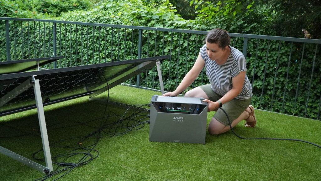Anker SOLIX 4 wird auf dem Balkon an die Solarmodule angeschlossen