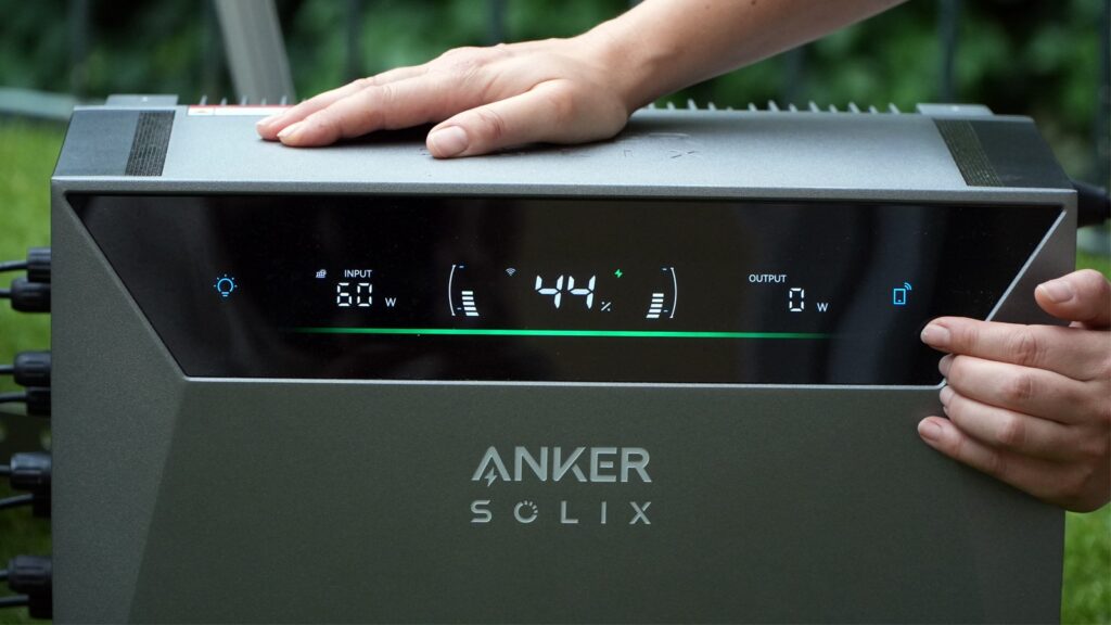 Display des Anker SOLIX 4 mit Eingangsleistung, Ladestand und Ausgangsleistung