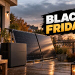 Balkonkraftwerk mit zwei Solarmodulen und Speicher auf einer Terrasse im Herbst, daneben der Schriftzug Black Friday