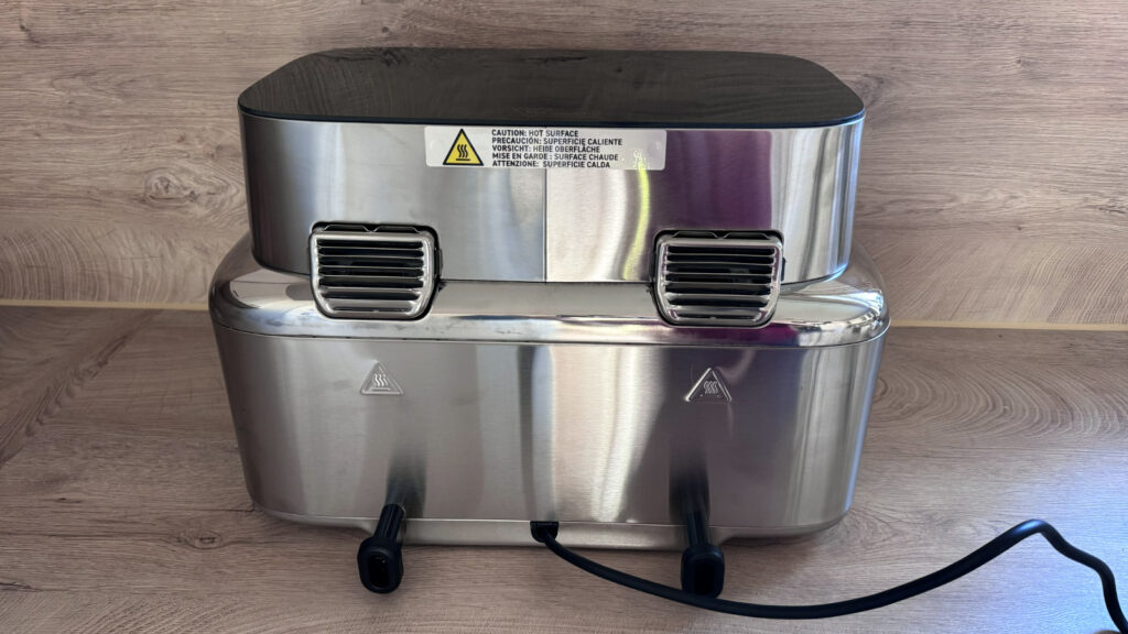 cosori-iconic-gehaeuse-rueckseite An der Rückseite des Airfryers befinden sich zwei Lüfteröffnungen, die nicht abgedeckt werden dürfen