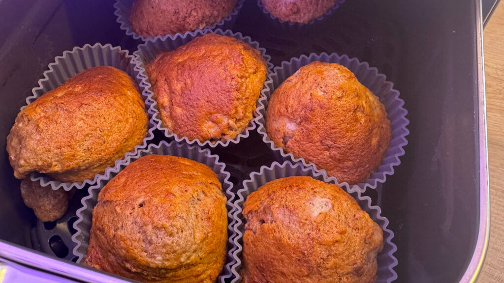 cosori-iconic-nussmuffins Die 15 Muffins aus dem COSORI Rezept bekamen wir nur ganz knapp in den beiden Garkörben unter