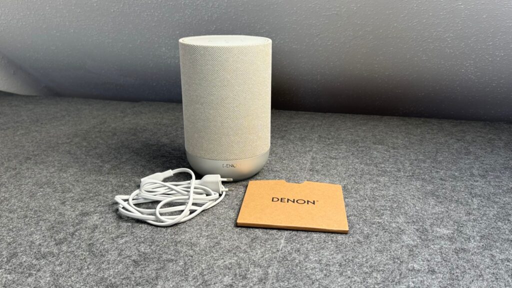 Keine Überraschungen: Der Lieferumfang des Denon Home ist sehr klein.