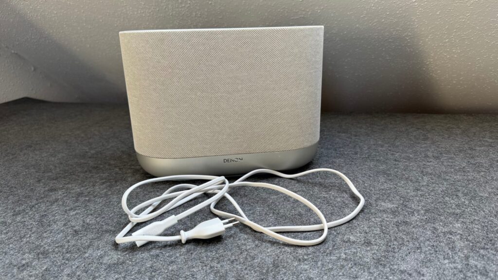 Neben Speaker und Netzkabel gibt es im Lieferumfang noch einen Quick-Start-Guide.