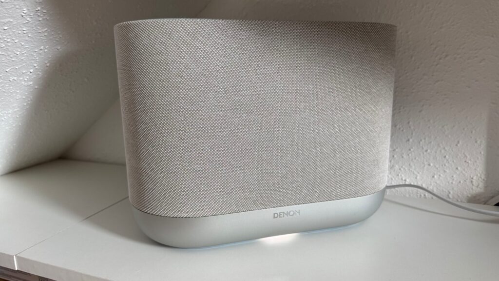 Insgesamt ist auch der Denon Home 400 hochwertig verarbeitet. Die Ähnlichkeit zum Home 200 ist sofort zu erkennen,
