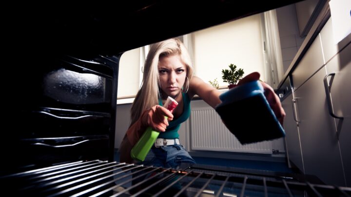 Diese 5 Fehler beim Backofen reinigen machen es nur schlimmer