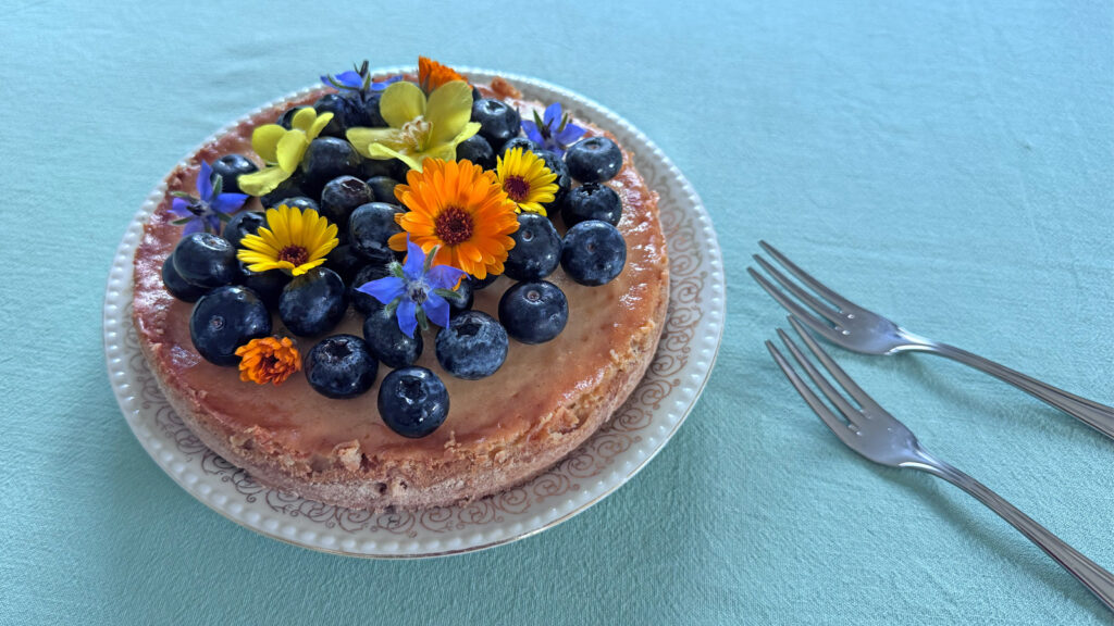 kaesekuchen-aus-dem-airfryer Wir haben unseren Käsekuchen im Test zusätzlich noch mit essbaren Blüten verziert