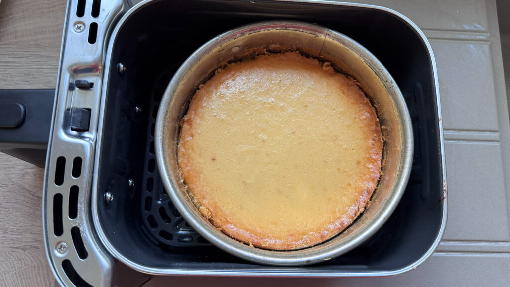 kann-ich-kuchen-im-airfryer-backen Unsere rund 17 cm große Backform passte grade noch so in den Airfryer