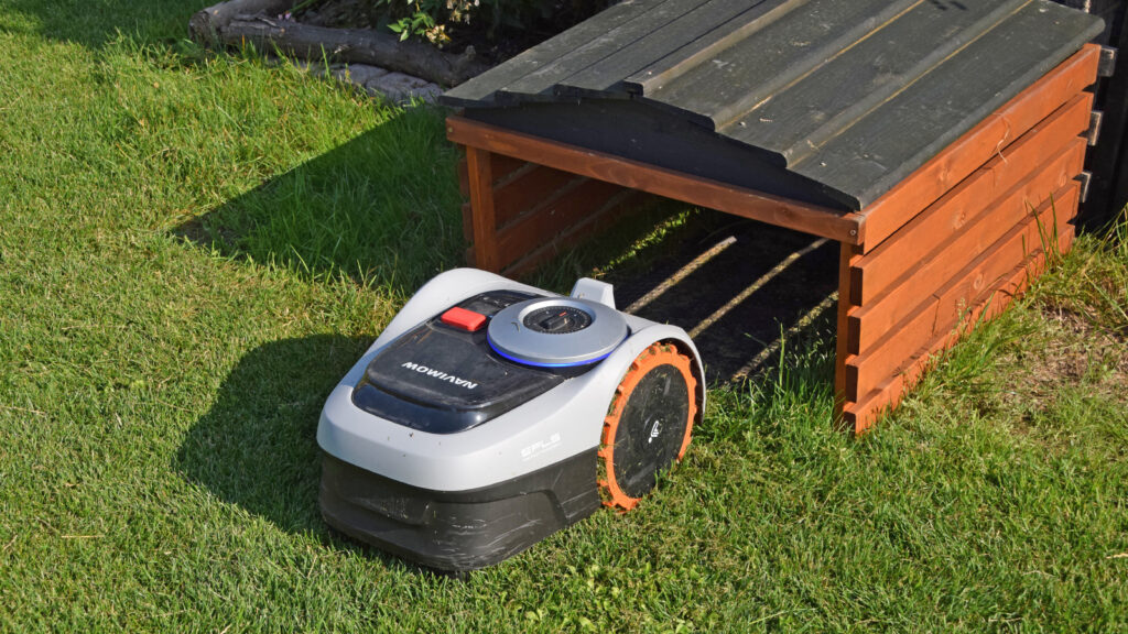maehroboter-schutzmassnahmen-bei-kaelte Bei Regen und Kälte sollte der Mähroboter besser in seiner Garage bleiben