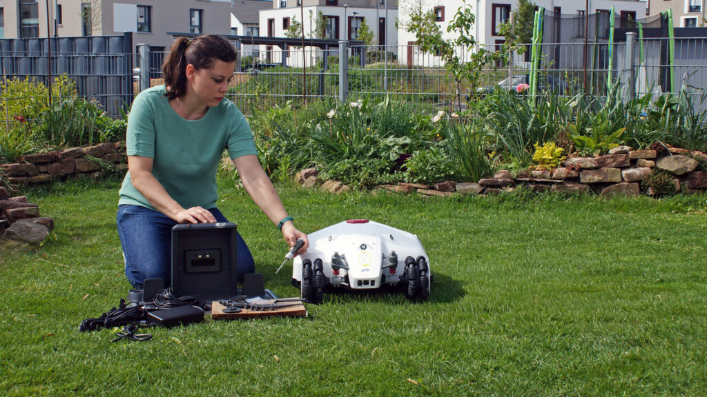 Mähroboter-Wartung: Was selbst geht und wann der Fachhändler ran muss