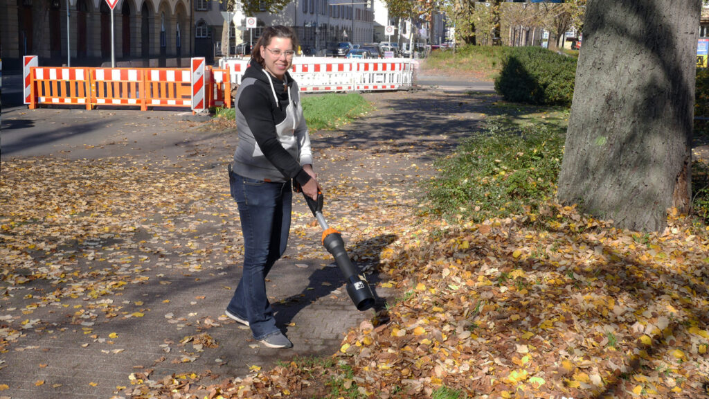 mariella-wendel-testet-laubblaeser-an-der-strasse Testerin Mariella Wendel mit Laubbläser am Straßenrand