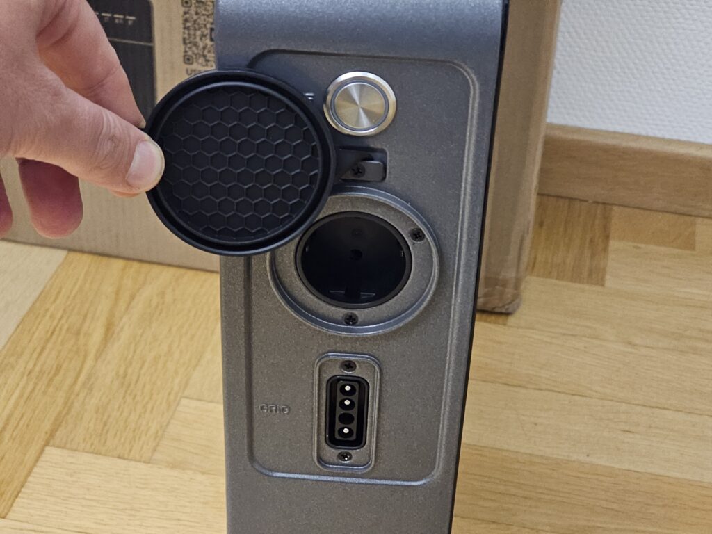 An der Seite des ultraflachen Stromspeichers sitzen der An- und Ausschalter, die USV-Buchse und die Grid-Buchse.