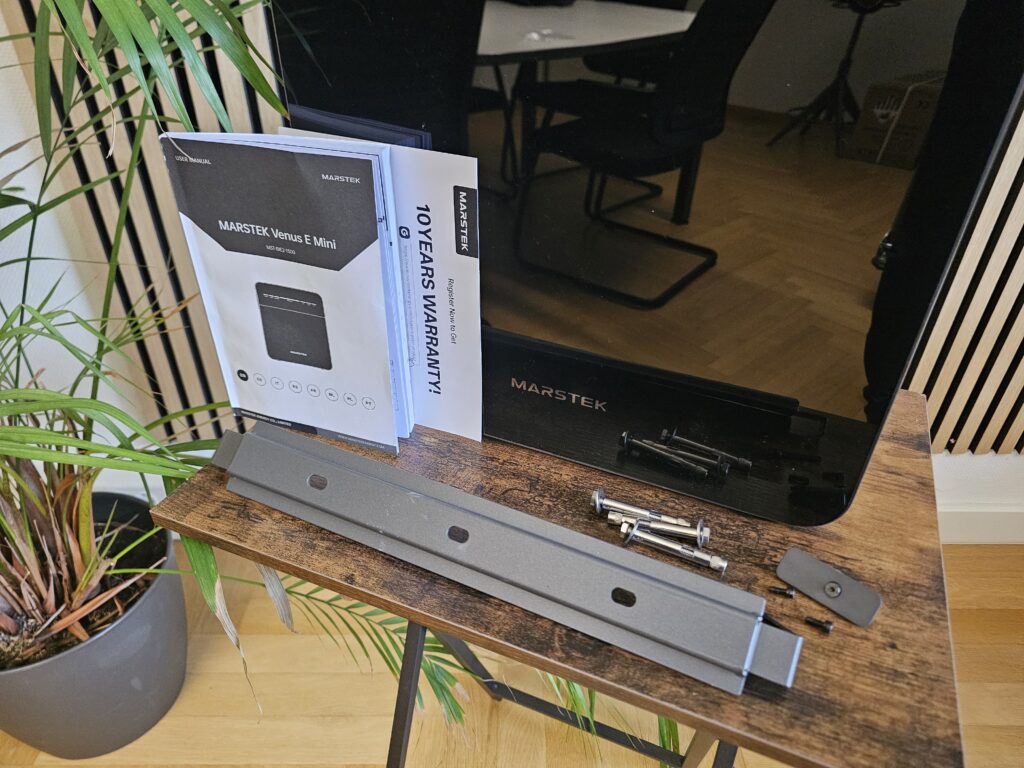 Der Lieferumfang beim Venus E Mini ist übersichtlich. Neben dem Netzkabel und der Anleitung befanden sich auch eine Schiene samt Schrauben für die Wandbefestigung im Karton.