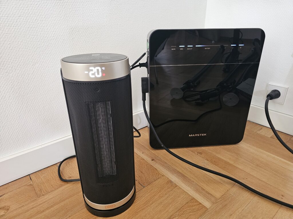 Die Notstromversorgung haben wir mit einem dreistufigen Heizlüfter getestet. Eine Dauerlast von über 1.500 W hat der Marstek Venus E Mini sicher abgeriegelt.