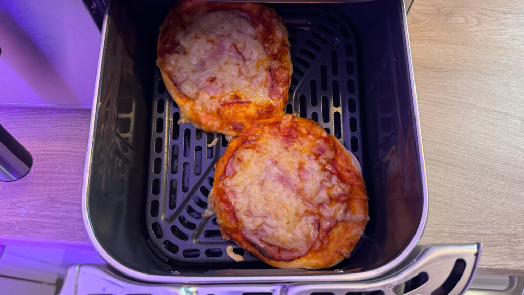 selbstgemachte-mini-pizza-aus-dem-airfryer Mini-Pizza aus der Heißluftfritteuse gehört zu unseren Lieblingssnacks
